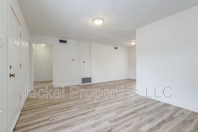 Building Photo - 15 MacArthur Dr