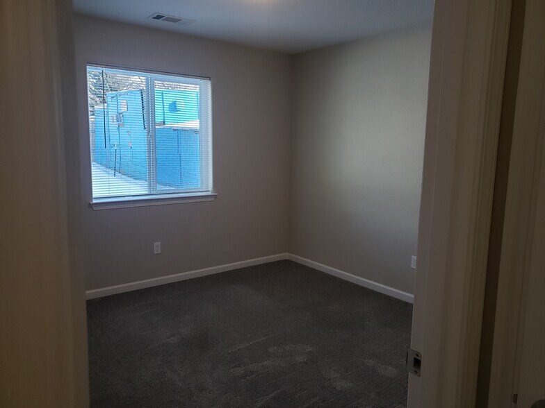 Building Photo - 1541 Derby St Unit 2