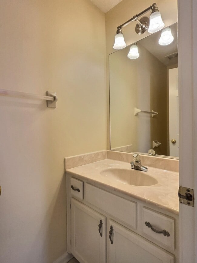 Building Photo - 383 E Valleywood Dr