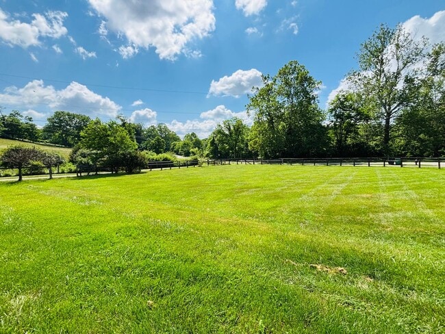 Building Photo - 2700 Meadowbrook Dr