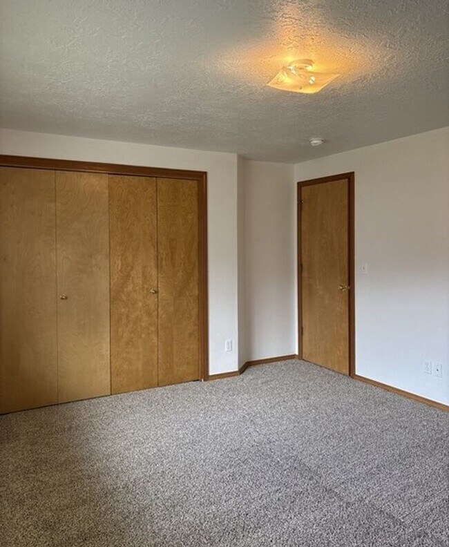 Building Photo - 3Bd/2Ba Single Story Home - Available to View!