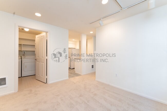 Building Photo - 4343 Roosevelt Way NE