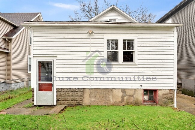 Building Photo - WEST SIDE! 2 Bedroom Single Family Home! JUST LISTED!