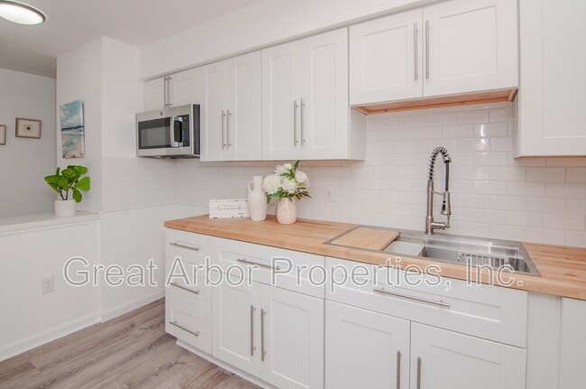 Building Photo - 4194 Packard St