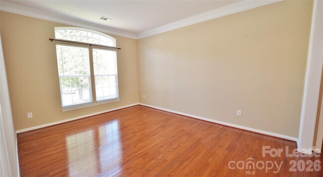 Building Photo - 6860 Lakecrest Ct