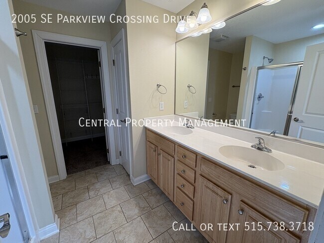 Building Photo - 2005 SE Parkview Crossing Dr