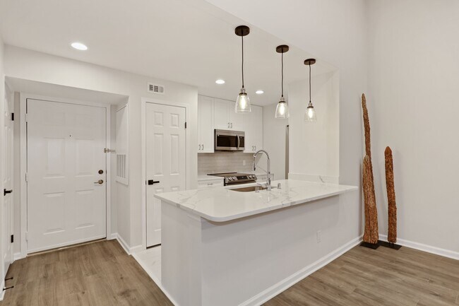 Kitchen island/breakfast bar with ledge for counter stools - 3309 Wyndham Cir
