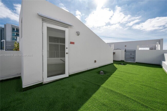 Building Photo - 1712 SW 2nd Ave