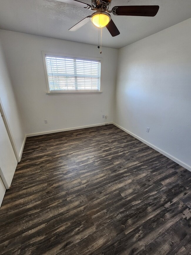 Building Photo - 3 bed 2 bath home, move in ready!