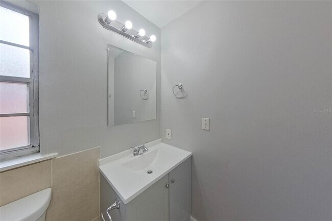 Building Photo - 1923 N Brack St