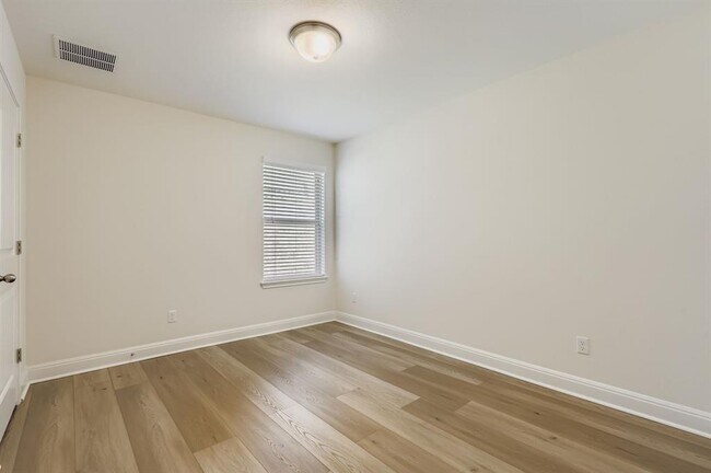 Building Photo - 1008 Sundrops St