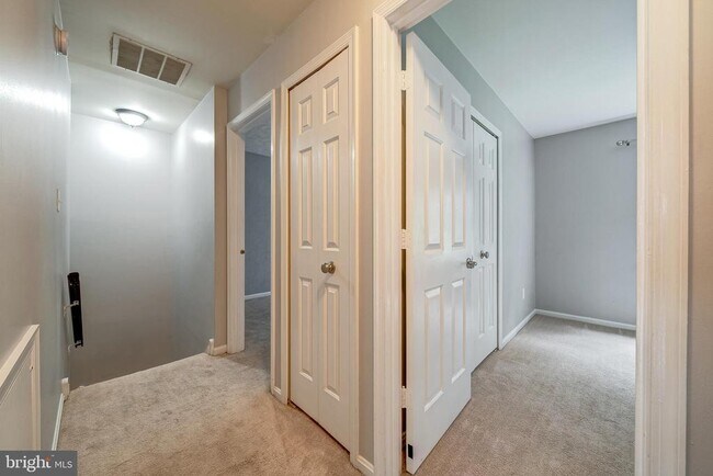 Building Photo - 5465 Cheshire Meadows Way