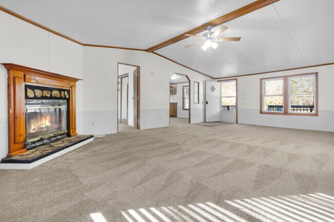 Building Photo - 220 Tree Ln