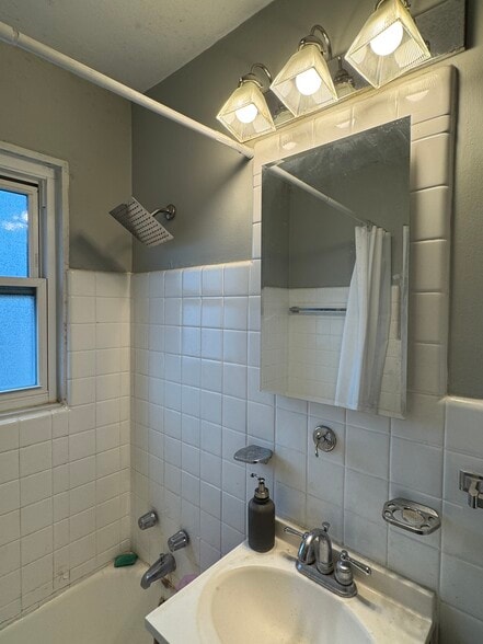 Building Photo - 1557 Monroe Ave