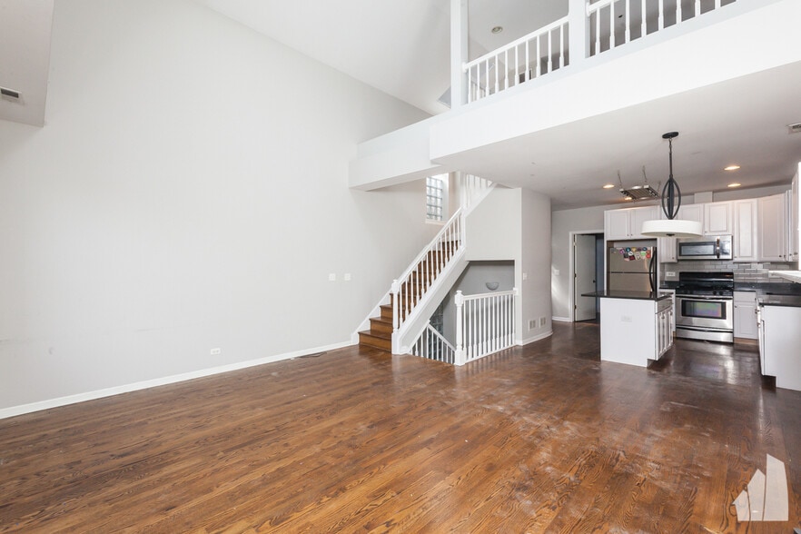 Building Photo - 1038 N Marshfield Ave