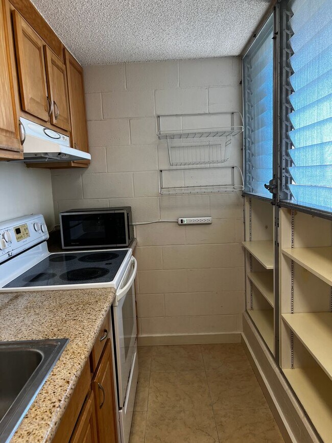 Building Photo - 1541 Dominis St