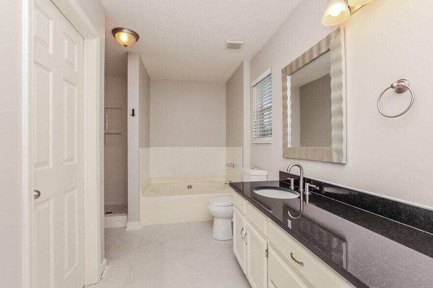 Building Photo - 3708 Seasons Dr