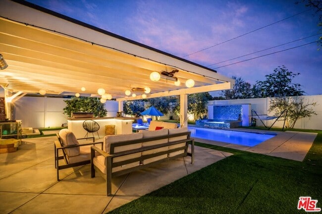 Building Photo - 4952 Placidia Ave