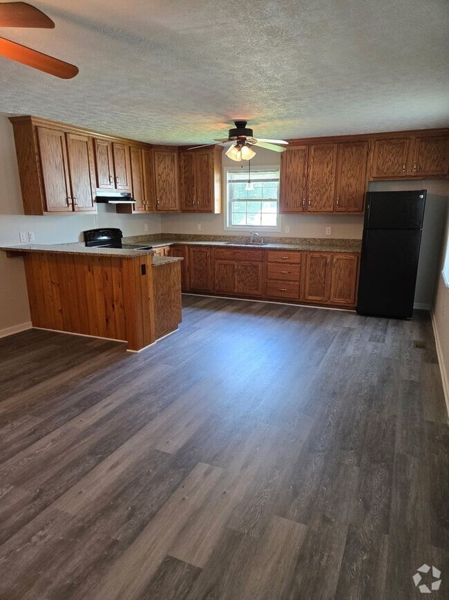 Building Photo - 2 bed 1 bath Duplex Blackstone-Convenient ...