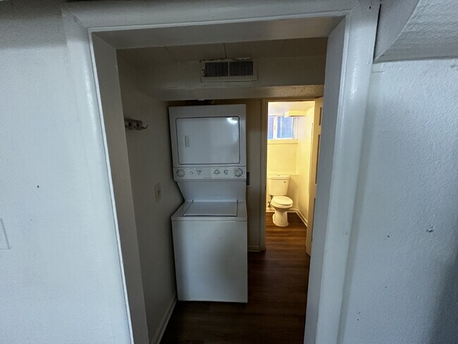 Building Photo - Cozy 1 bed apartment in Elyria Swansea!