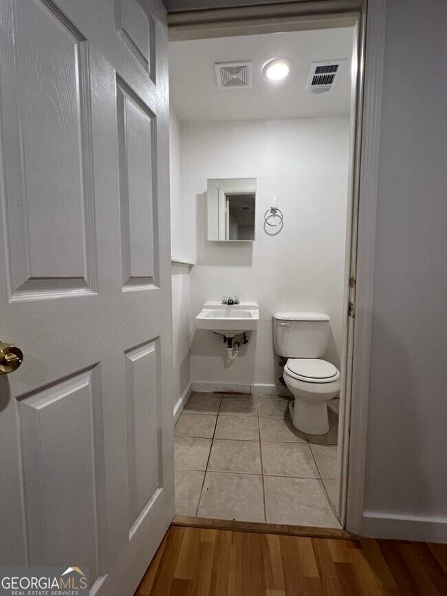 Building Photo - 7600 Suwannee Ct