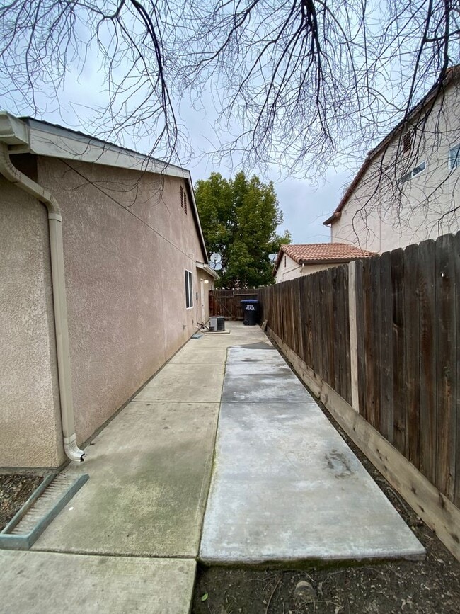 Building Photo - NW Visalia Home coming soon!!