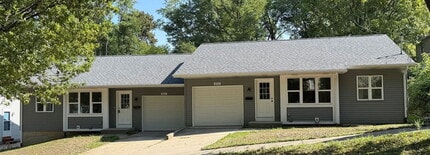 Building Photo - 860 Houseman Ave NE