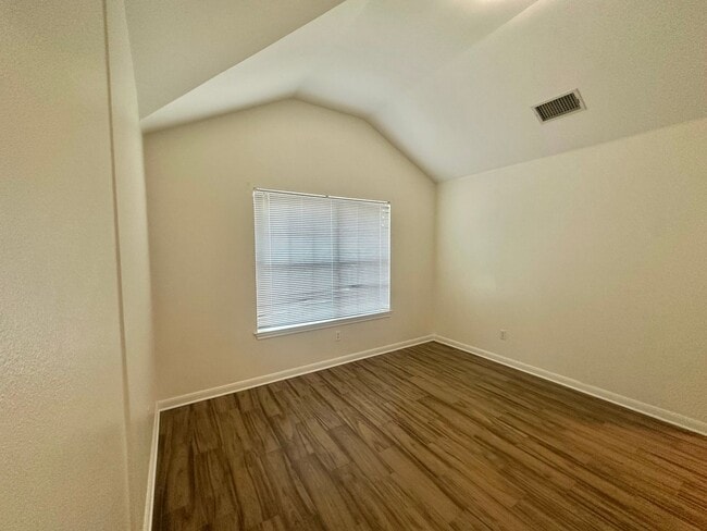 Building Photo - AVAILABLE NOW!!!! NEW-MANAGEMENT