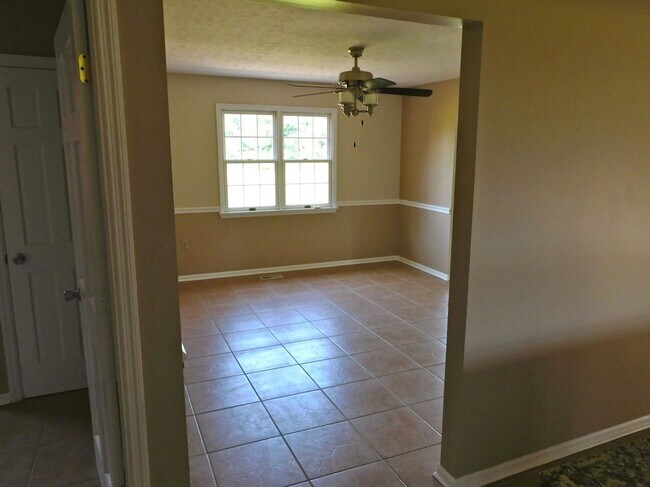 Building Photo - 5 acres and a Large 6 bedroom house. Extra garages and sheds.