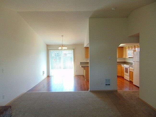 Building Photo - Enjoy Easy Living in Cascade Park with a Private Fenced Backyard