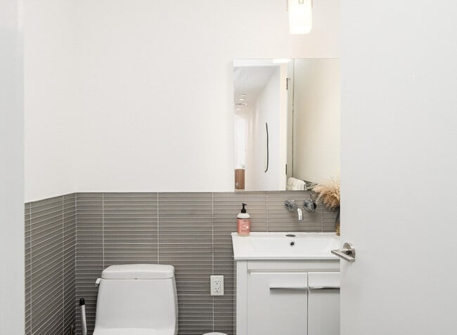 Building Photo - 52 Maiden Ln