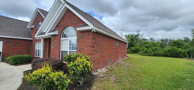 Building Photo - Great Home and Location-Available Now!
