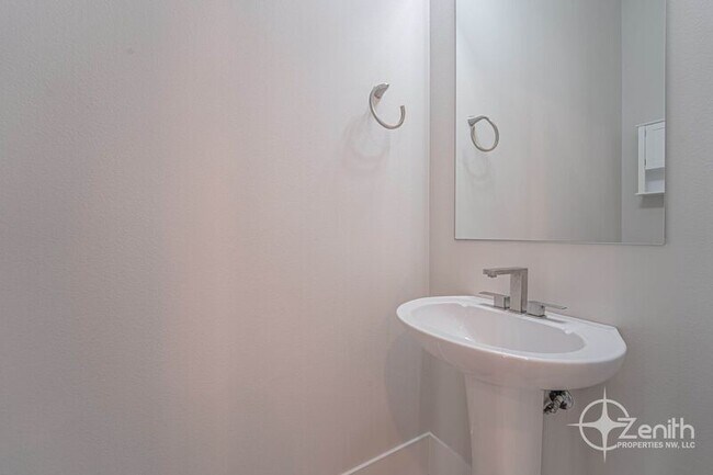 Building Photo - 2375 N R St