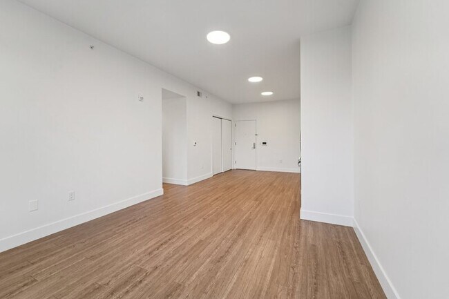 Building Photo - 475 William St
