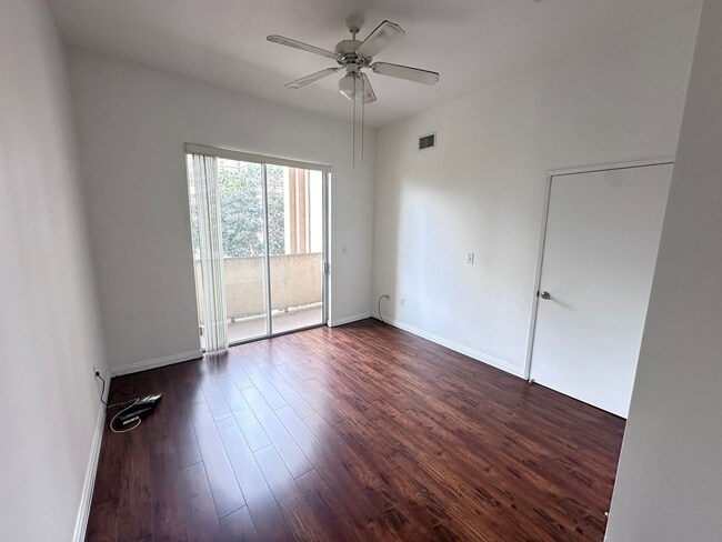Building Photo - Modern Downtown Long Beach Condo with Ocea...