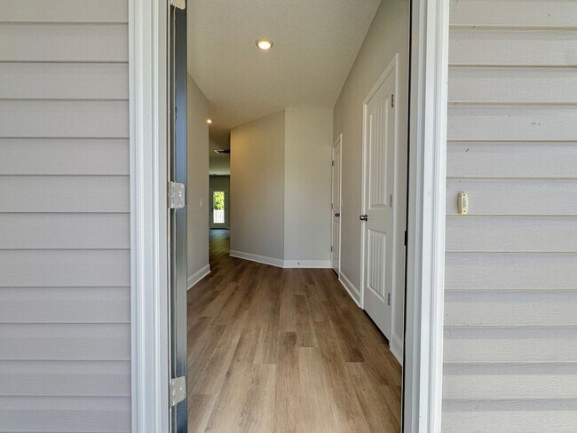 Building Photo - AVAILABLE OCTOBER 2025 [PET FRIENDLY]