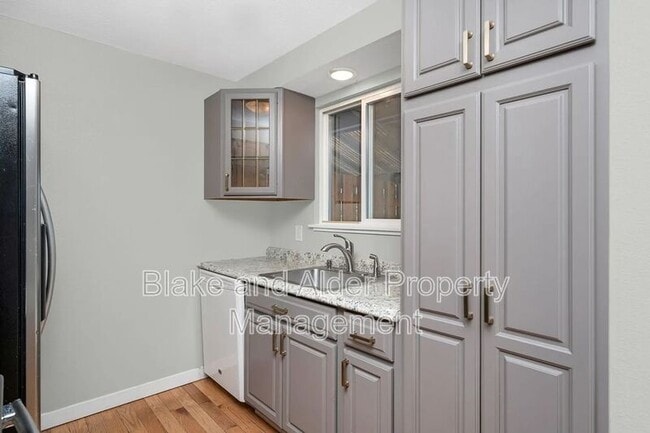 Building Photo - 2402 SE 9th Ct