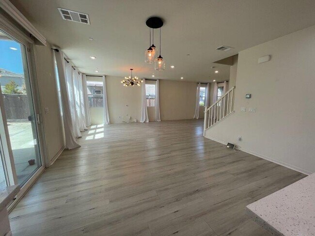 Building Photo - Gorgeous 4 Bed Located in Great Gated Community