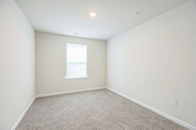 Building Photo - 322 Forest Edge Ave