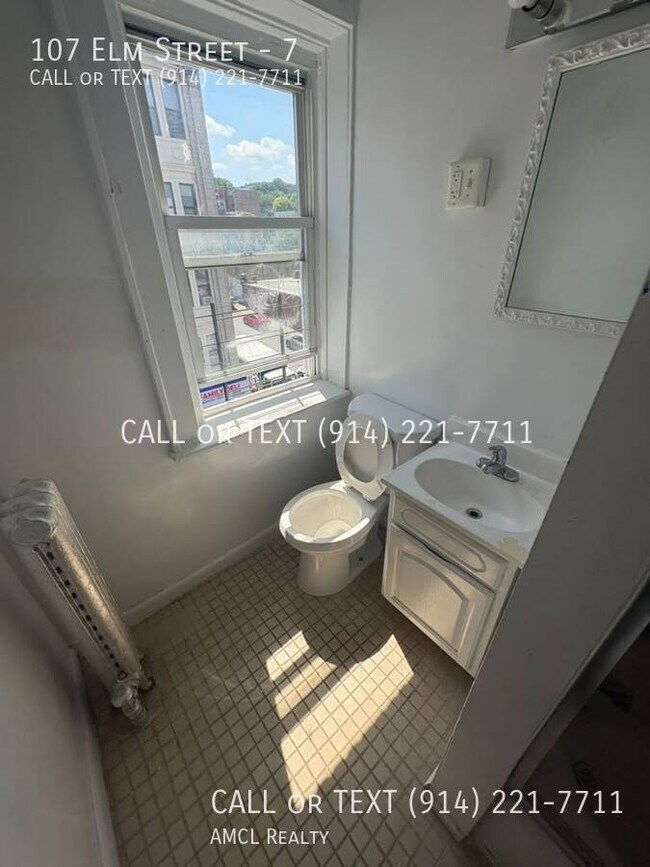 Building Photo - 107 Elm St