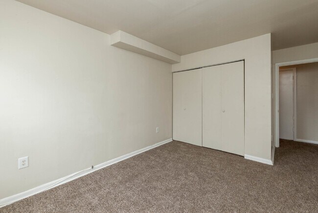 Building Photo - Looking for a 2 bedroom (1 bed w Den/additional small bedroom)