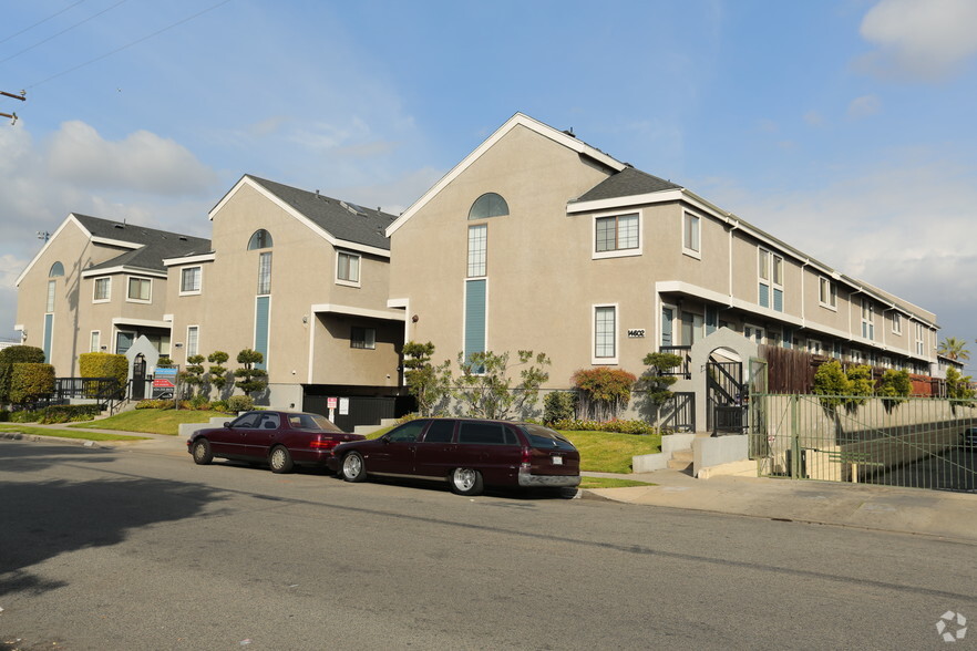 Primary Photo - Larch Townhomes