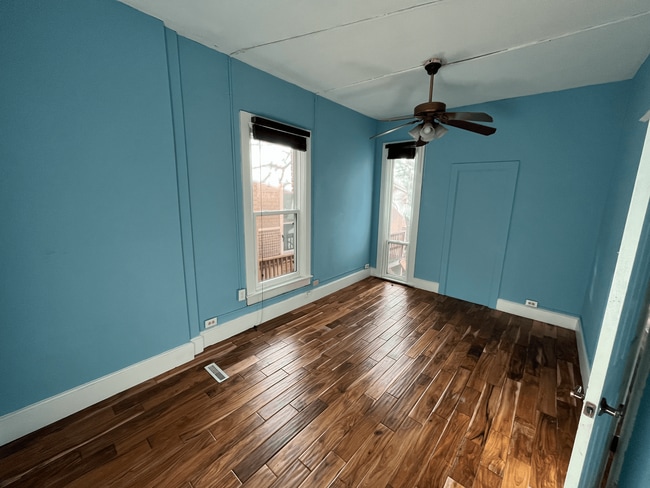 Building Photo - $1000 Move in Special - Beautiful 2 bed 1 bath in unit W/D, renovated kitchen, walkability!
