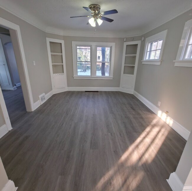 Building Photo - Single Family Home 3 beds 2 bath Available Now!