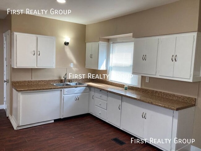 Building Photo - 1102 Beaumont-