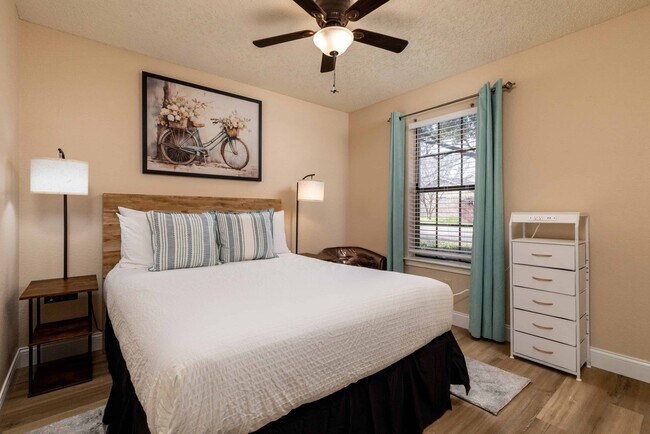 Building Photo - 8467 Willow Creek Dr