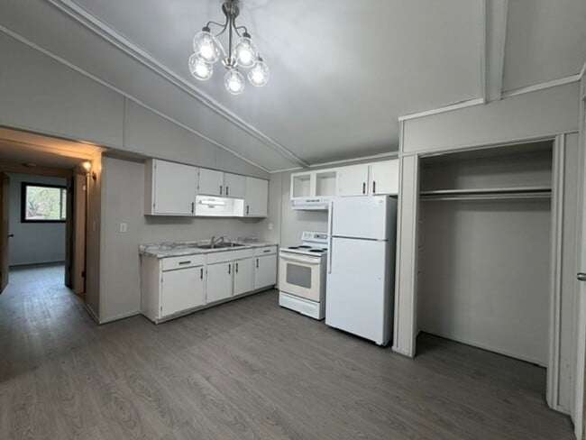 Building Photo - 610 28th Ave N