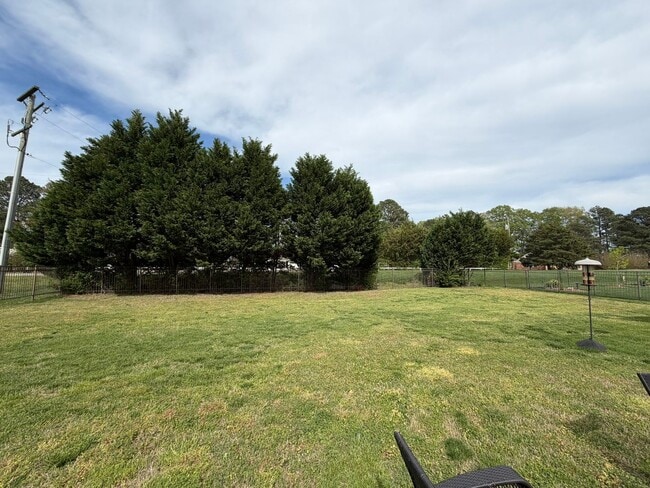 Building Photo - 4 Bed / 2.5 Bath Single Family Home