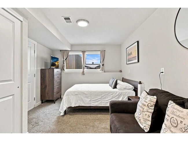 Building Photo - 2431 Sunstone Dr