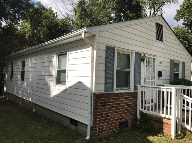 Primary Photo - 3 bedroom house on quiet dead end! All ele...